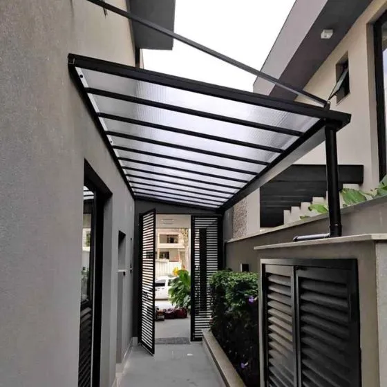 Cobertura de Policarbonato Alveolar em Várzea Paulista SP Cobertura de Policarbonato Alveolar em Várzea Paulista SP — Cobertura em quintal residencial coberto