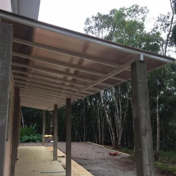 Cobertura de Policarbonato Alveolar em Várzea Paulista SP Cobertura de Policarbonato Alveolar em Várzea Paulista SP — Cobertura em pátio de comércio com mesas externas