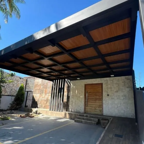 Cobertura de Telha Forro Amadeirado em Jardim Olívio Moro, Várzea Paulista SP — Instalação em estacionamento