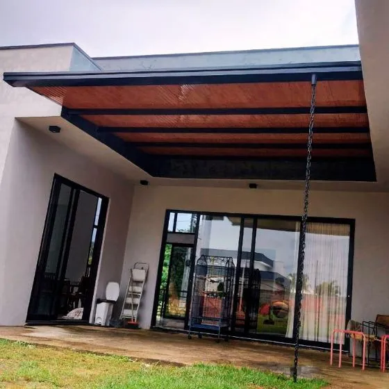 Cobertura de Telha Forro Amadeirado em Jardim Olívio Moro, Várzea Paulista SP — Cobertura com estrutura metálica reforçada