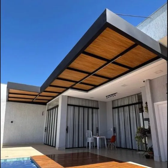 Cobertura de Telha Forro Amadeirado em Jardim Olívio Moro, Várzea Paulista SP — Cobertura com calha lateral para escoamento