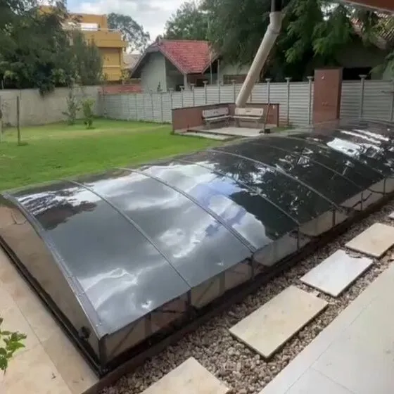 Cobertura Retrátil para Piscina em Chácaras Paulista, Várzea Paulista SP — Cobertura em pátio de comércio com mesas externas