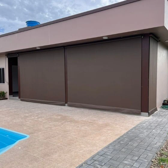 Toldo Cortina de Tela Screen em Jardim Olívio Moro, Várzea Paulista SP — Cobertura em pátio de comércio com mesas externas