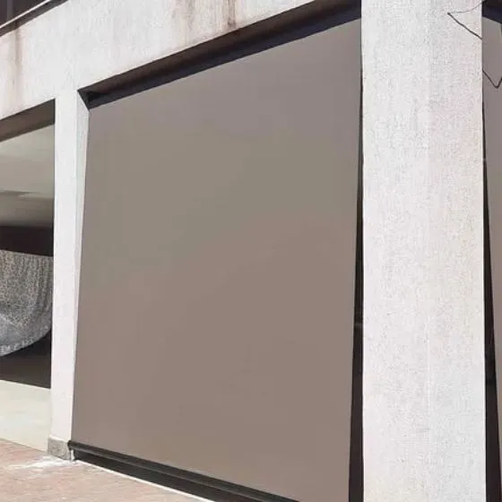 Toldo Cortina de Tela Screen em Jardim Olívio Moro, Várzea Paulista SP — Cobertura com estrutura metálica reforçada