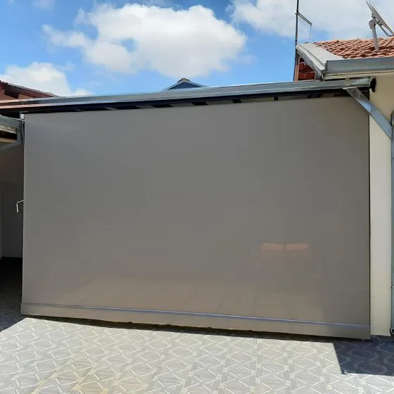 Toldo Cortina de Tela Screen em Jardim Olívio Moro, Várzea Paulista SP — Cobertura com calha lateral para escoamento