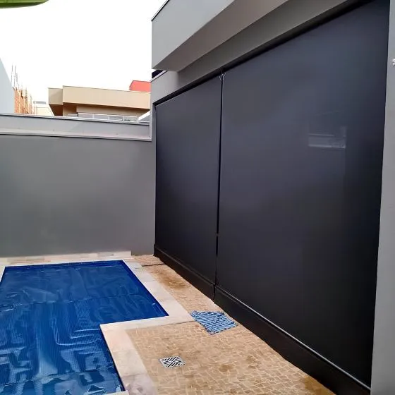 Toldo Cortina de Tela Screen em Jardim Olívio Moro, Várzea Paulista SP — Instalação em fachada comercial